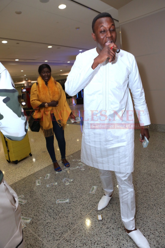 Mo Gate arrose Ndiole Tall de 1500 dollars à sa descente de l'avion à l 'aéroport de Las Vegas Mo Gate arrose Ndiole Tall de 1500 dollars à sa descente de l'avion à l 'aéroport de Las Vegas