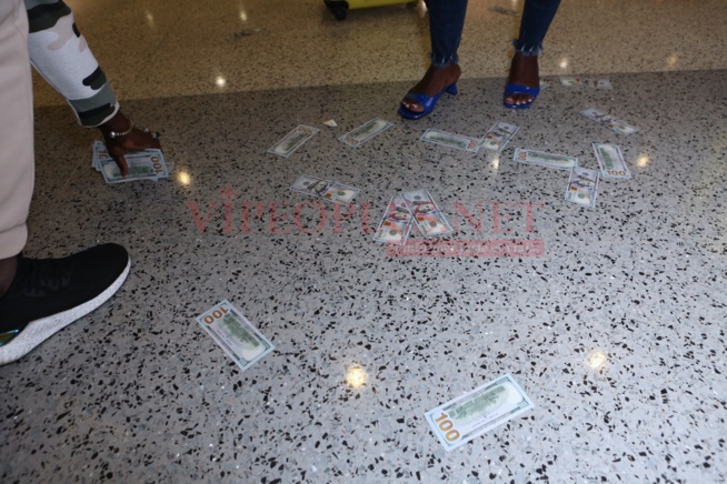 Mo Gate arrose Ndiole Tall de 1500  dollars à sa descente de l'avion à l 'aéroport de Las Vegas