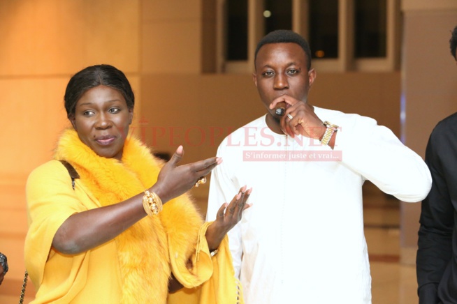 Mo Gate arrose Ndiole Tall de 1500 dollars à sa descente de l'avion à l 'aéroport de Las Vegas Mo Gate arrose Ndiole Tall de 1500 dollars à sa descente de l'avion à l 'aéroport de Las Vegas