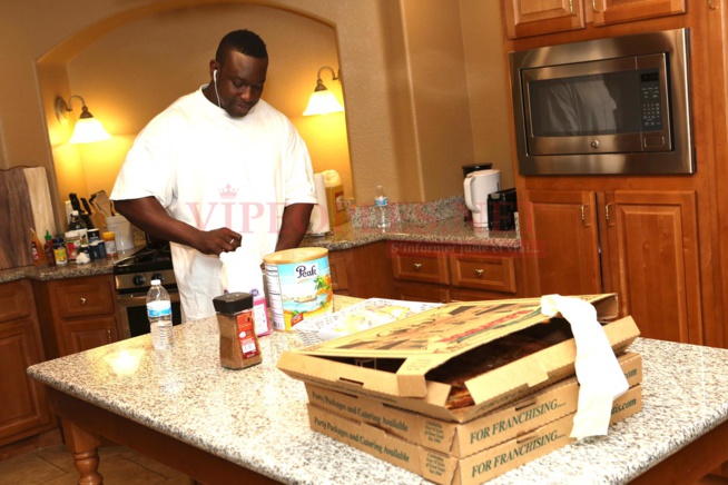 Les images du triple petit déjeuner de Gouye Gui à Las Vegas, Reug Reug a de quoi avoir peur. Les images du triple petit déjeuner de Gouye Gui à Las Vegas, Reug Reug a de quoi avoir peur.