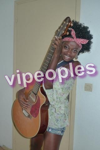 Manouch Audrey, la miss ivoirienne joue de la guitare