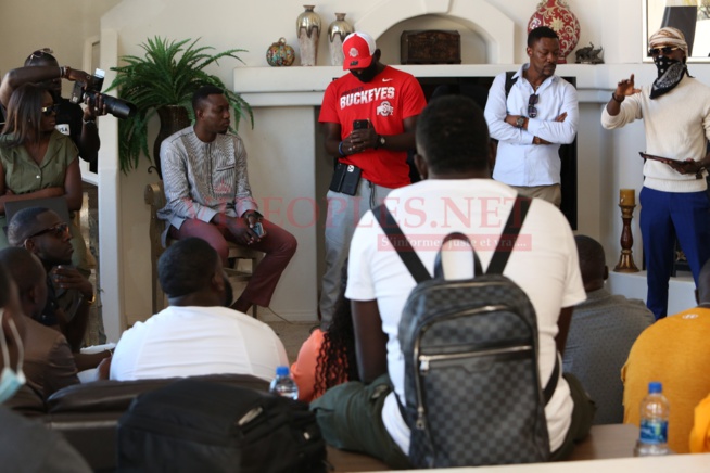 Les images du meeting de Mo gates las vegas Fashion Senegal avec les designers et e staff.