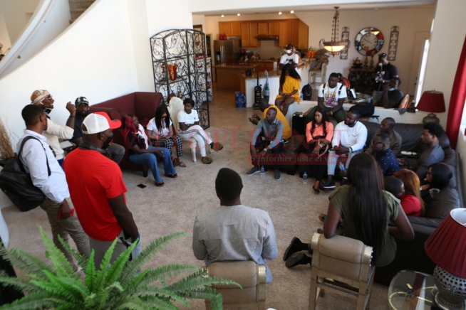 Les images du meeting de Mo gates las vegas Fashion Senegal avec les designers et e staff.
