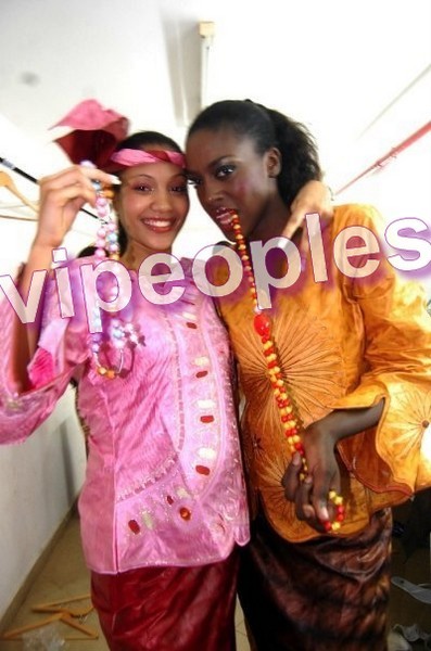 Adja Diallo montre ses bines bines en public avec sa copine Adja Diallo montre ses bines bines en public avec sa copine