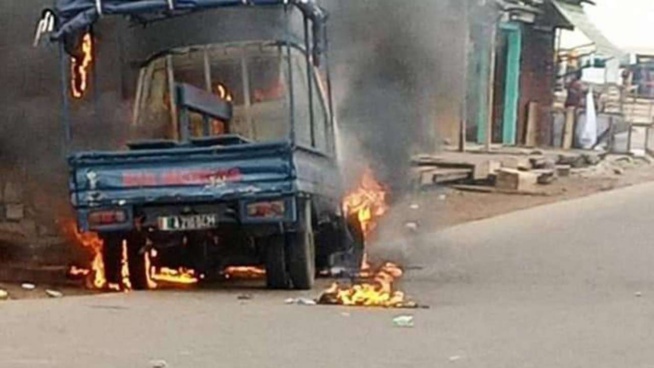 Côte d’Ivoire : quatre véhicules de transport incendiés tôt ce matin à Yopougon Côte d’Ivoire : quatre véhicules de transport incendiés tôt ce matin à Yopougon