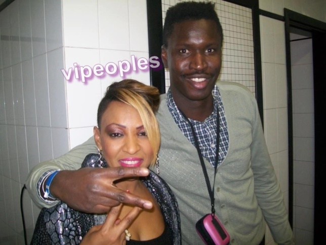 Viviane Ndour et un fan Viviane Ndour et un fan
