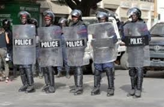 Déguerpissement à Lansar de Tivaouane Diacksao : ça a chauffé entre mécaniciens et les policiers Déguerpissement à Lansar de Tivaouane Diacksao : ça a chauffé entre mécaniciens et les policiers