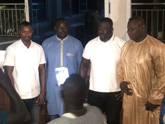 Réunion d’urgence : Les lutteurs en activité se sont réunis chez Gris Bordeaux. Réunion d’urgence : Les lutteurs en activité se sont réunis chez Gris Bordeaux.