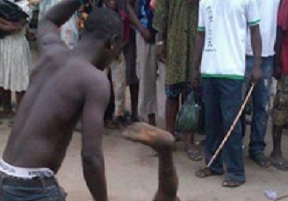 Mbacké : un prêcheur d’une mosquée qui accuse un marabout de lui avoir chipé son épouse se fait bastonner