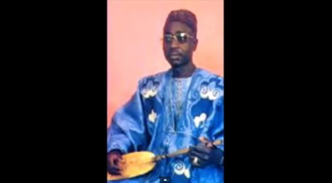 LE MAÎTRE DU XALAM ! EL-HADJ BOUCOUNTA NDIAYE : Jamais sans son Xalam, qu’il accroche toujours à l’épaule et que cachent ses larges boubous.