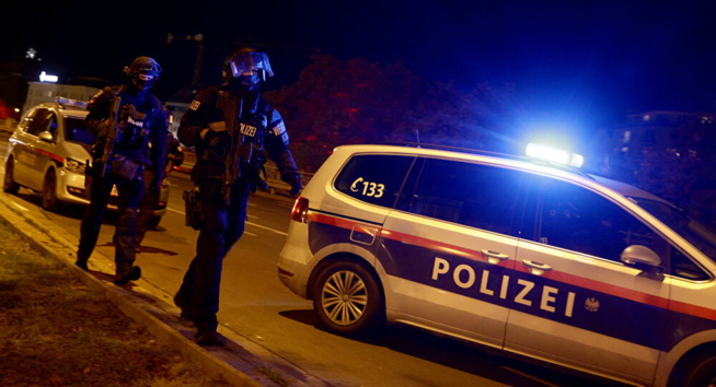 «Armés et dangereux», des terroristes présumés en fuite après l’attentat de Vienne