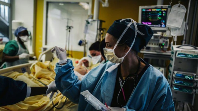 Paris: l'hôpital Lariboisière prévoit une saturation de 100% de ses lits de réanimation "vers la mi-novembre"