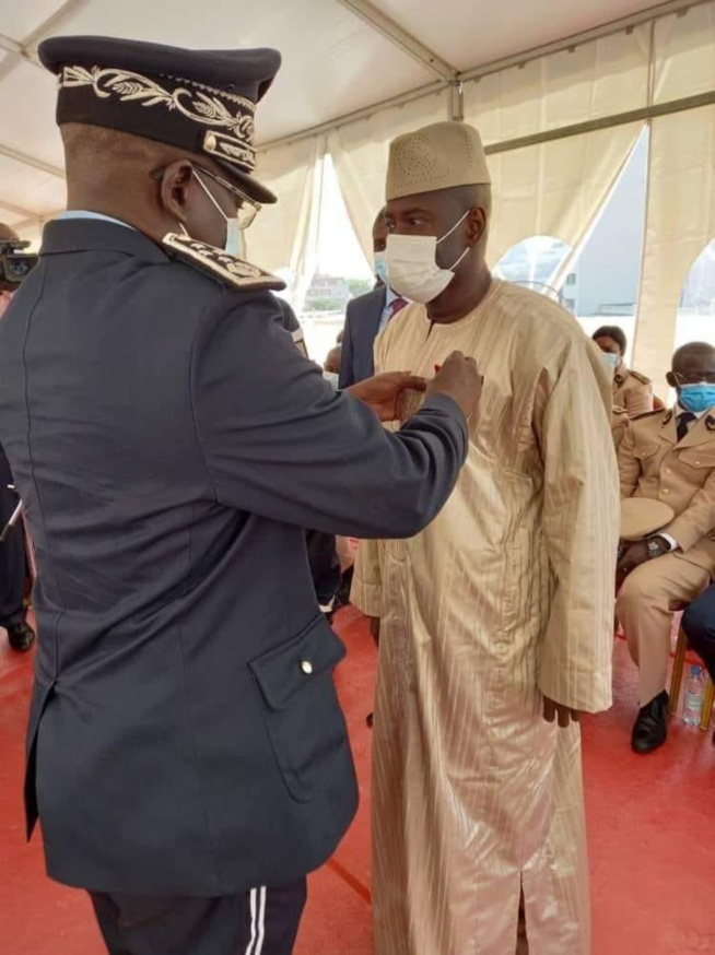 Passation de service: Antoine Félix Diome encense Aly Ngouille Ndiaye et promet la continuité Passation de service: Antoine Félix Diome encense Aly Ngouille Ndiaye et promet la continuité