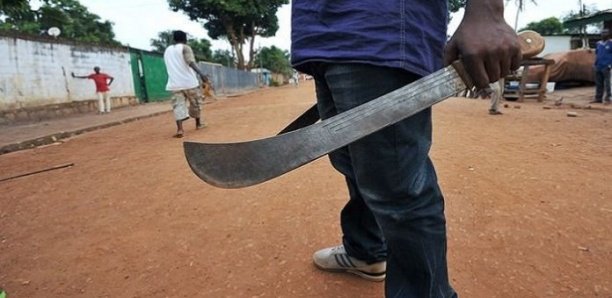 Mbayène Peul prêt à en découdre avec la mairie: Armées de coupe-coupe, les populations s’opposent à la délimitation de leurs terres Mbayène Peul prêt à en découdre avec la mairie: Armées de coupe-coupe, les populations s’opposent à la délimitation de leurs terres
