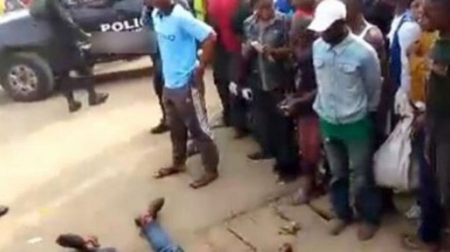 Diourbel: Le conducteur de moto Jakarta qui tentait de v*oler sa cliente, Lynché par des passants Diourbel: Le conducteur de moto Jakarta qui tentait de v*oler sa cliente, Lynché par des passants