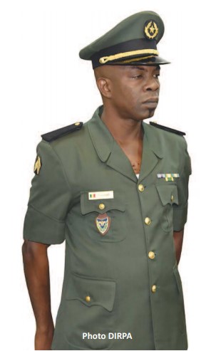 Nouvelle tenue de l'Armée de Terre: une couleur «vert-bouteille» qui s’harmonise avec le monde militaire Nouvelle tenue de l'Armée de Terre: une couleur «vert-bouteille» qui s’harmonise avec le monde militaire