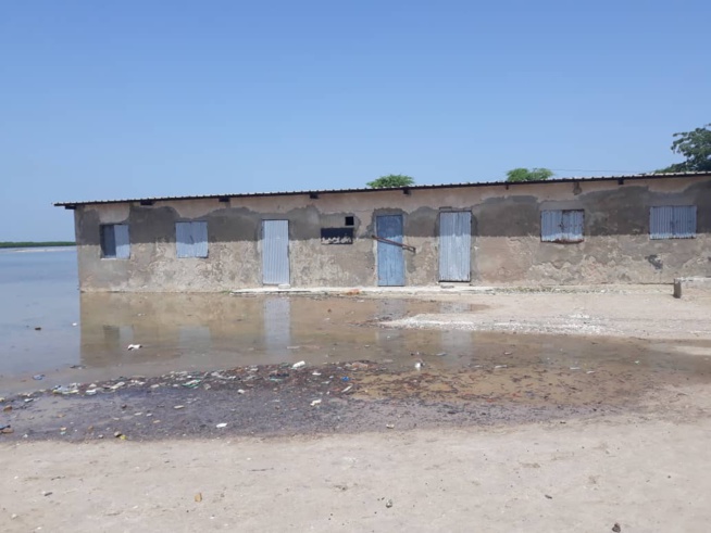 binetou Fall présidente de l'association Niomineka sénégalo-Turballais, en visite dans les écoles dans l'ile du Saloum