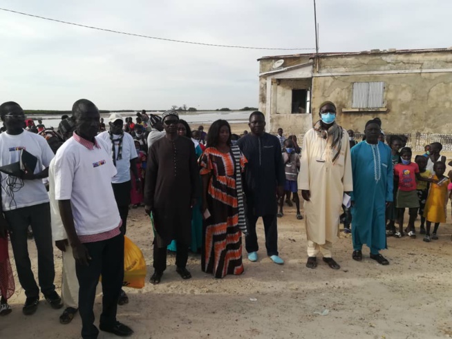 binetou Fall présidente de l'association Niomineka sénégalo-Turballais, en visite dans les écoles dans l'ile du Saloum