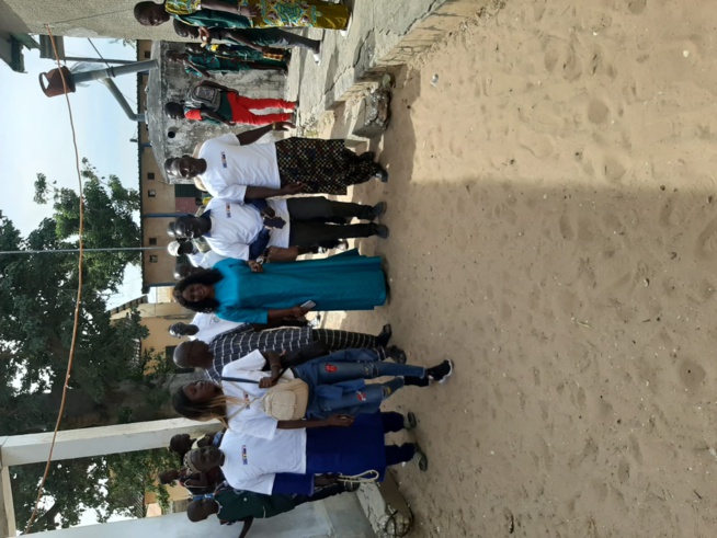 binetou Fall présidente de l'association Niomineka sénégalo-Turballais, en visite dans les écoles dans l'ile du Saloum