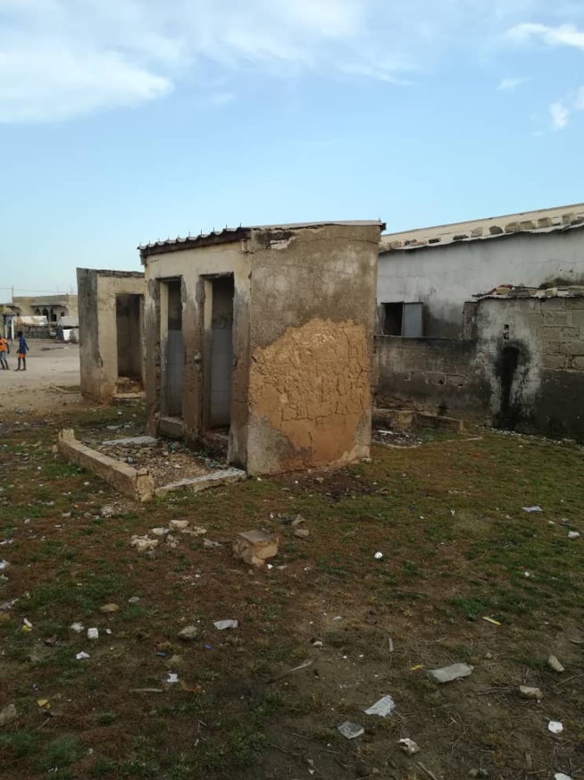 binetou Fall présidente de l'association Niomineka sénégalo-Turballais, en visite dans les écoles dans l'ile du Saloum