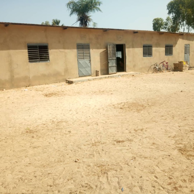 binetou Fall présidente de l'association Niomineka sénégalo-Turballais, en visite dans les écoles dans l'ile du Saloum