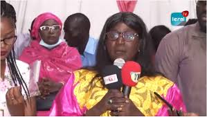 Astou Diop, Ambassadrice des enfants, milite pour le développement Astou Diop, Ambassadrice des enfants, milite pour le développement