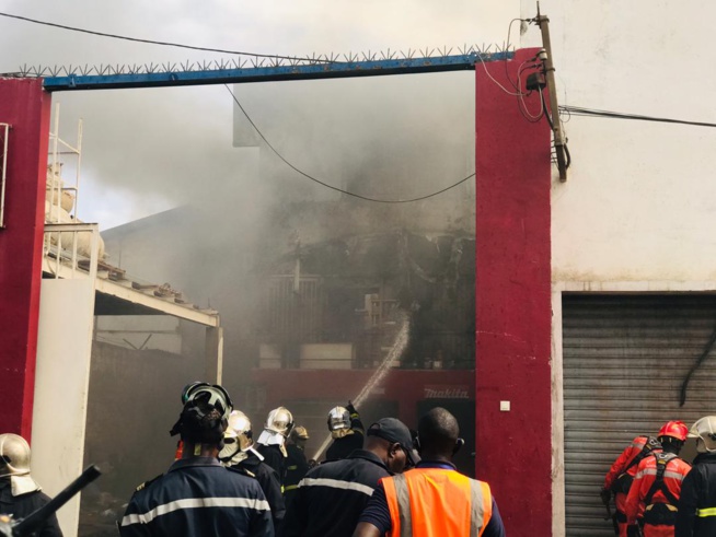 Urgent : Violent incendie au Môle 10 du Port autonome de Dakar ( En direct sur LERAL TV )