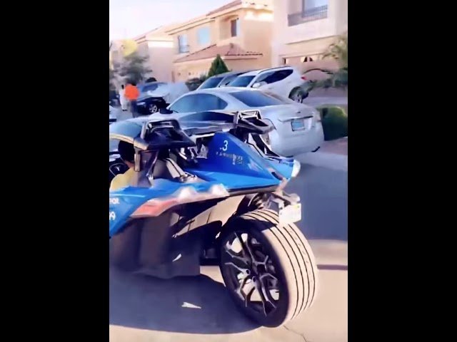 Admirez la magnifique voiture à trois roues du milliardaire Mo Gates… Admirez la magnifique voiture à trois roues du milliardaire Mo Gates…
