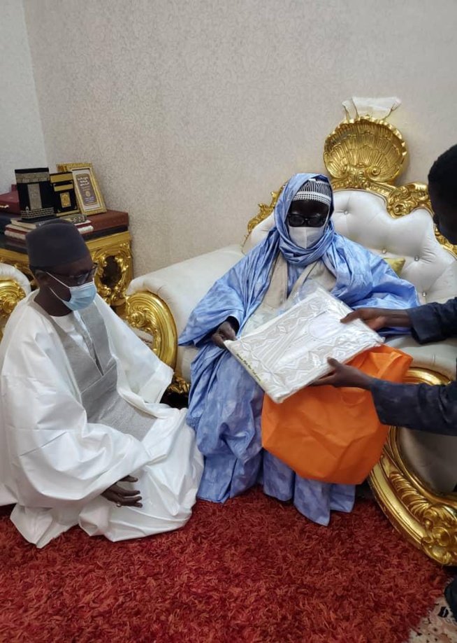 Après lui avoir offert un boubou et un parfum, Serigne Mountakha Mbacké à Mamour Diallo: " Sama doom nga, dii sama xarit ..." Après lui avoir offert un boubou et un parfum, Serigne Mountakha Mbacké à Mamour Diallo: " Sama doom nga, dii sama xarit ..."