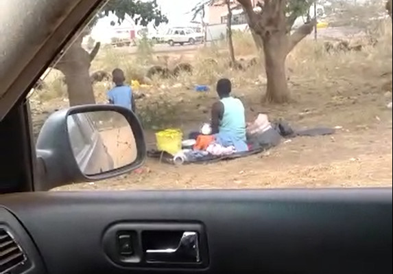 Diamniadio : Emouvante vidéo-Une malade mentale enceinte, vit dans la rue avec son fils de 4ans