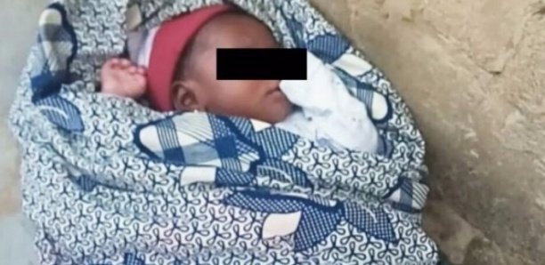 Kawtef-Un bébé déposé sur une tombe à…
