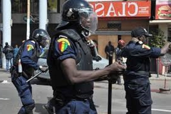 Operations de sécurisation a Thiaroye : La police investit le milieu interlope et interpelle 8 individus Operations de sécurisation a Thiaroye : La police investit le milieu interlope et interpelle 8 individus