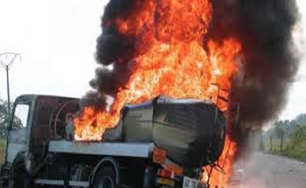 Drame à Kaolack : 3 morts et 8 blessés après l’explosion de 2 camions citernes d’essence Drame à Kaolack : 3 morts et 8 blessés après l’explosion de 2 camions citernes d’essence