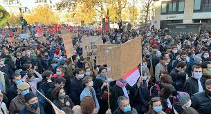 Manifestations contre la loi Sécurité globale: Darmanin révise le nombre de policiers blessés