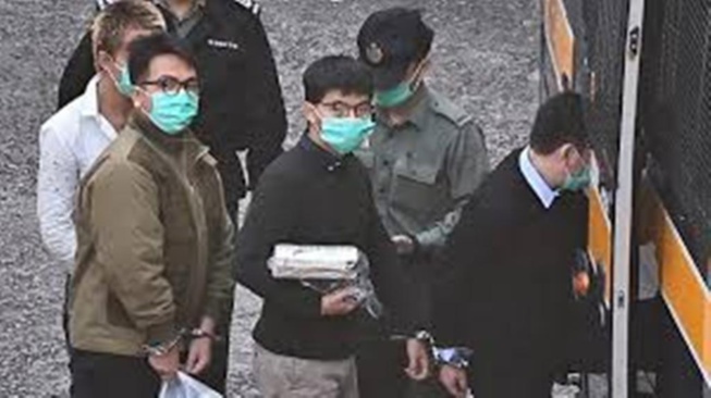 Hong Kong: Joshua Wong et deux autres militants prodémocratie condamnés à de la prison Hong Kong: Joshua Wong et deux autres militants prodémocratie condamnés à de la prison
