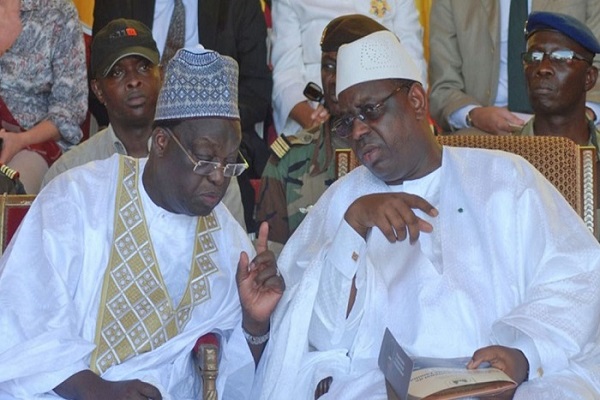 Doudou Wade dénonce la «soumission» de Niasse : «Même Kunta Kinté ne faisait pas ça avec son maître» Doudou Wade dénonce la «soumission» de Niasse : «Même Kunta Kinté ne faisait pas ça avec son maître»