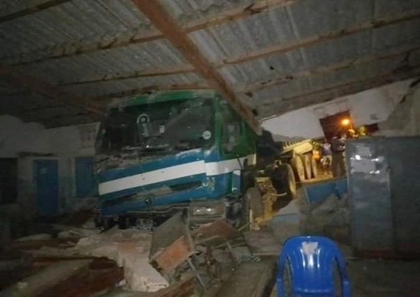 Spectaculaire accident à l’école Colobane 2 Nord De Rufisque : Un camion de ciment finit sa course dans une classe