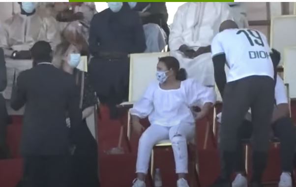Emouvant – El Hadji Diouf console les enfants de Pape Bouba Diop