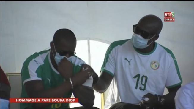 Hommage à Papa Bouba Diop – Henri Camara en pleurs : « J’ai perdu mon jumeau. Le jour de son décès j’ai quitté le restaurant et me suis enfermé dans ma chambre pour …»