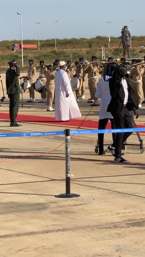 En image: Regardez La dépouille de l’ancien international Pape Bouba Diop sur le tarmac de l’AIBD