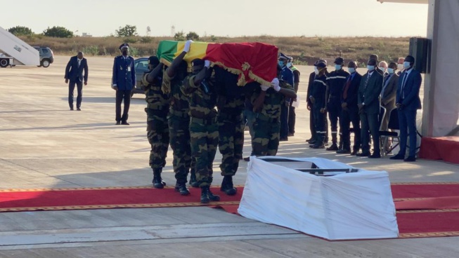 Hommage à Pape Bouba : Le president Macky Sall et les lions de 2002 ont accueilli le cerceuille.