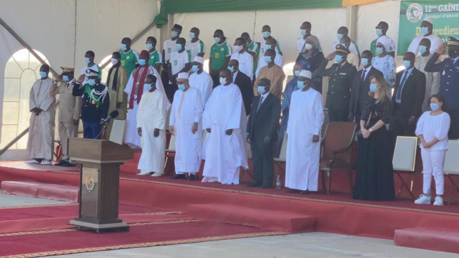 Hommage à Pape Bouba : Le president Macky Sall et les lions de 2002 ont accueilli le cerceuille.
