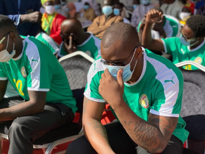 Hommage à Pape Bouba : Le president Macky Sall et les lions de 2002 ont accueilli le cerceuille. Hommage à Pape Bouba : Le president Macky Sall et les lions de 2002 ont accueilli le cerceuille.