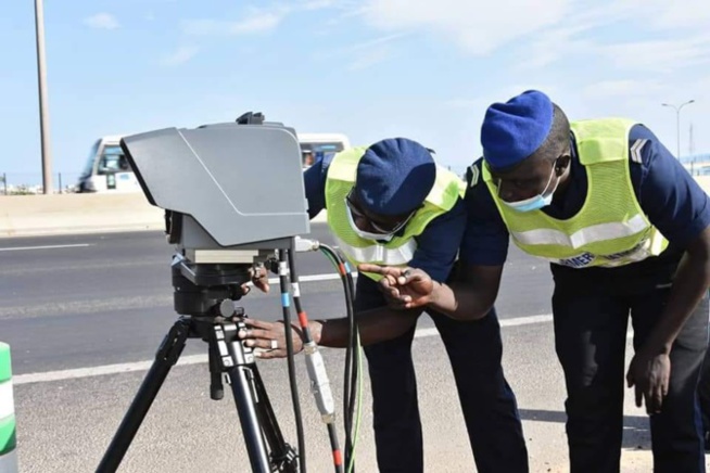 Un radar de contrôle de vitesse installé sur l'autoroute Un radar de contrôle de vitesse installé sur l'autoroute