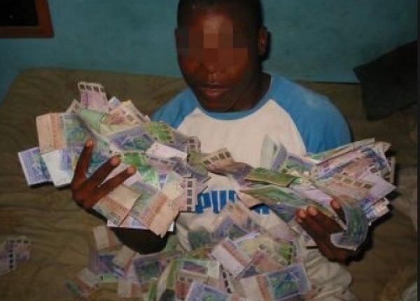 Un gendarme arrêté avec 10 millions en faux billets Un gendarme arrêté avec 10 millions en faux billets