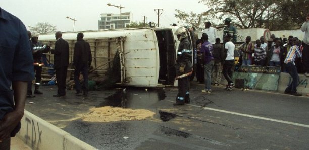 Un Car « Ndiaga Ndiaye » Se Renverse Sur L’autoroute À Péage Et Fait Plusieurs Blessés