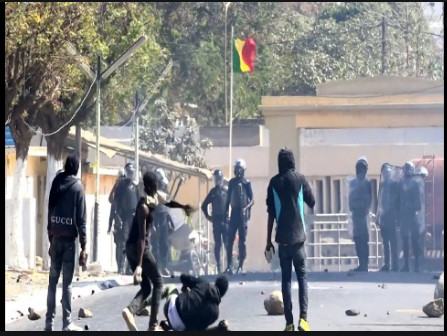 Affrontements à l’Ucad: Le Pr. Babacar Diop et 5 étudiants arrêtés Affrontements à l’Ucad: Le Pr. Babacar Diop et 5 étudiants arrêtés