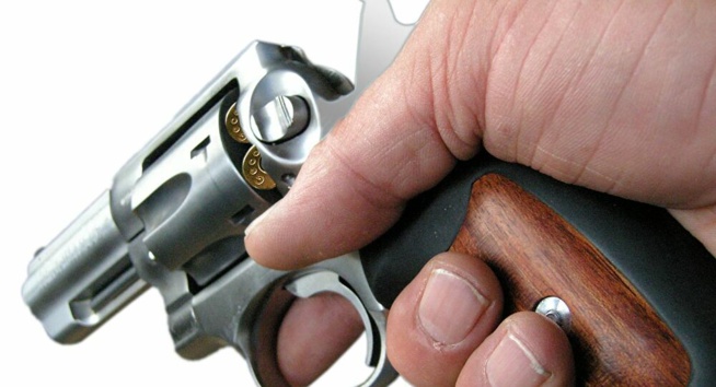 Il rend visite à son ex et prend une balle de la part de son conjoint actuel Il rend visite à son ex et prend une balle de la part de son conjoint actuel