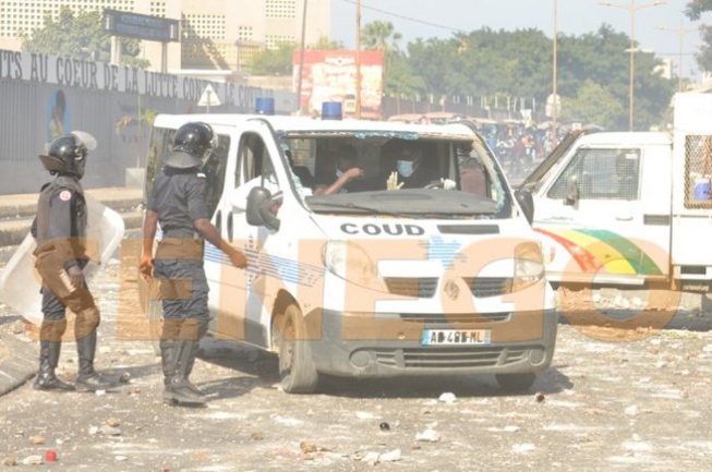 Les étudiants détruisent l’ambulance du Coud Les étudiants détruisent l’ambulance du Coud