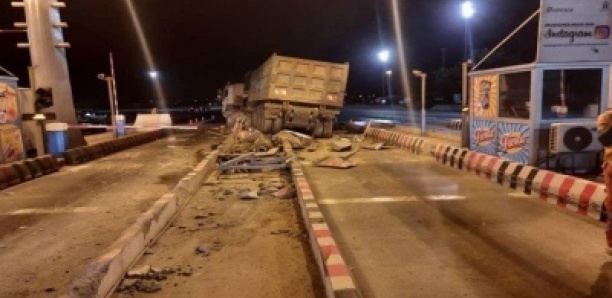 Un camion fou rase les équipements du péage Un camion fou rase les équipements du péage